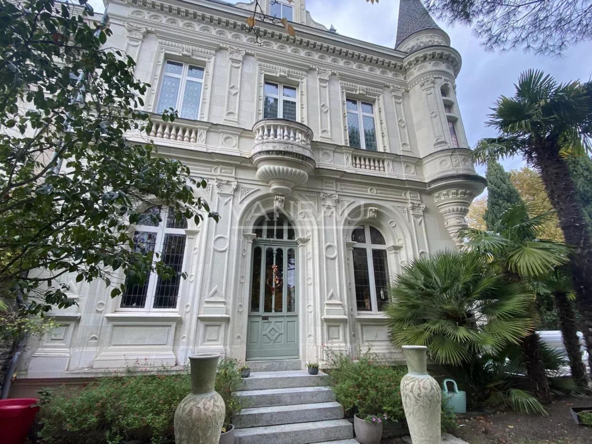 Somptueux Manoir rénové au coeur d' Angers avec piscine