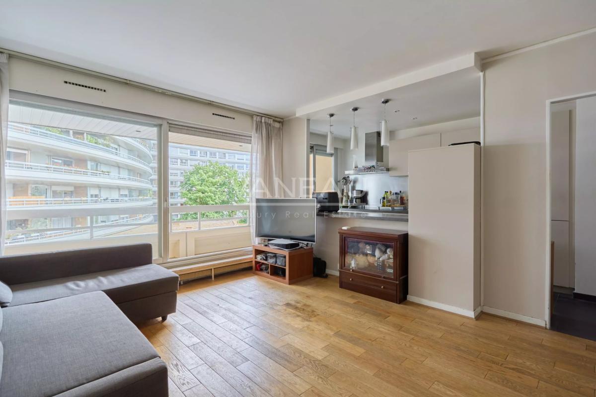 Paris XVe - Cambronne - Appartement trois pièces avec balcon
