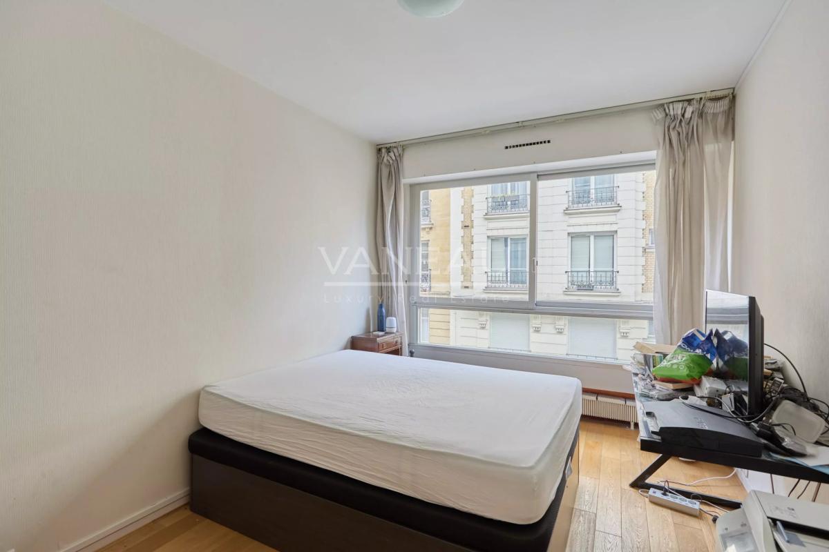 Paris XVe - Cambronne - Appartement trois pièces avec balcon