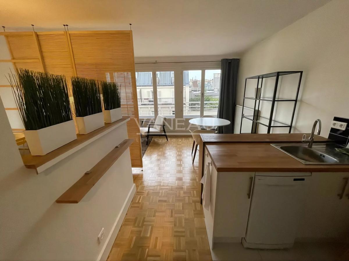 Studio en étage élevé avec balcon et vue dégagée