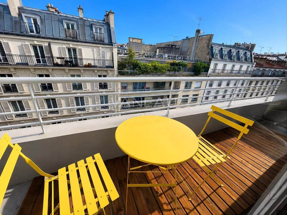Studio en étage élevé avec balcon et vue dégagée