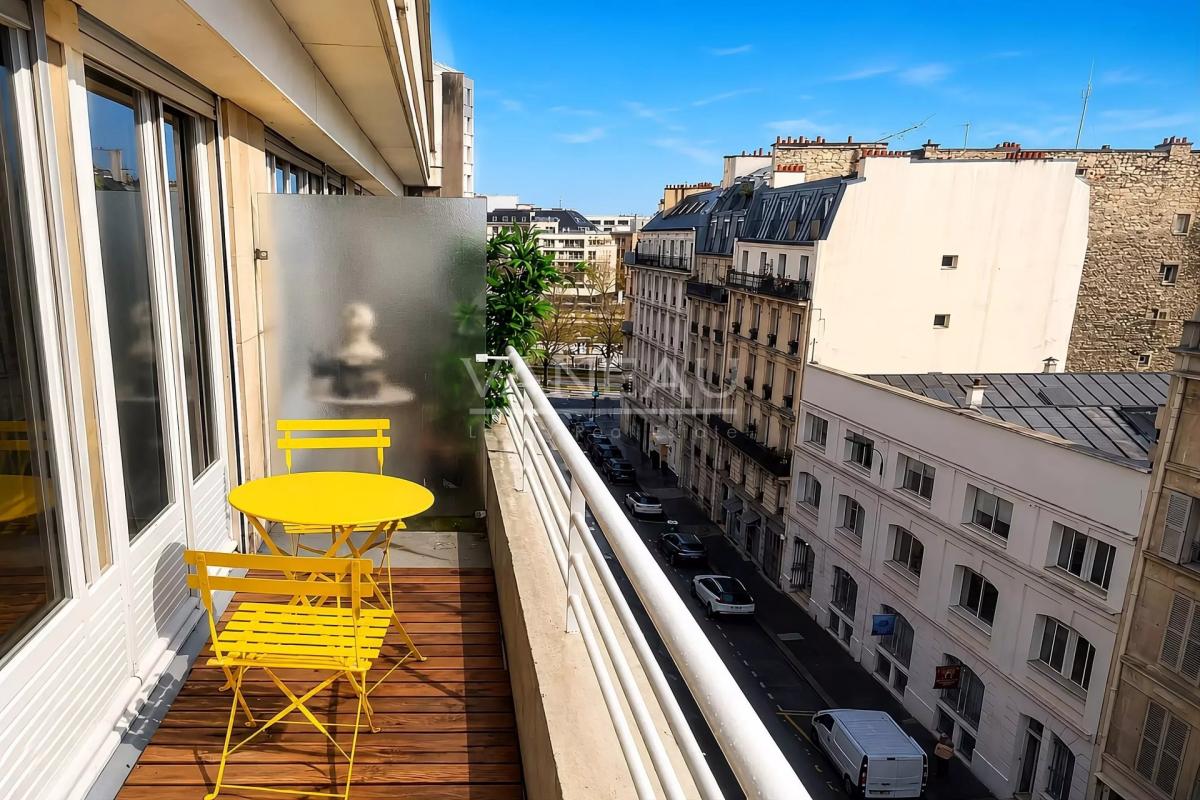 Studio en étage élevé avec balcon et vue dégagée