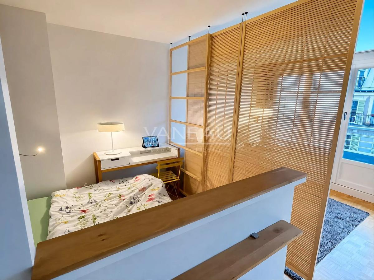 Studio en étage élevé avec balcon et vue dégagée