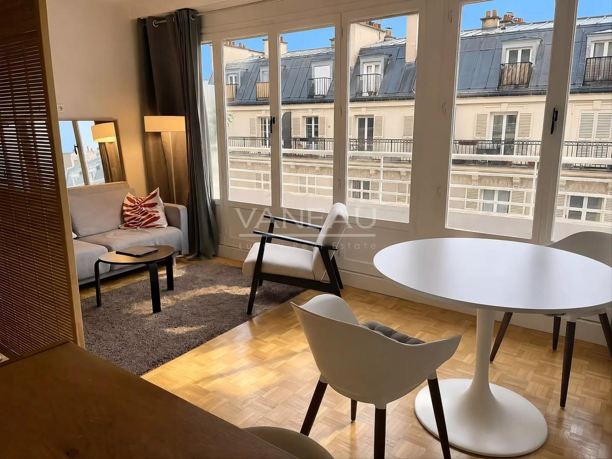 Studio en étage élevé avec balcon et vue dégagée