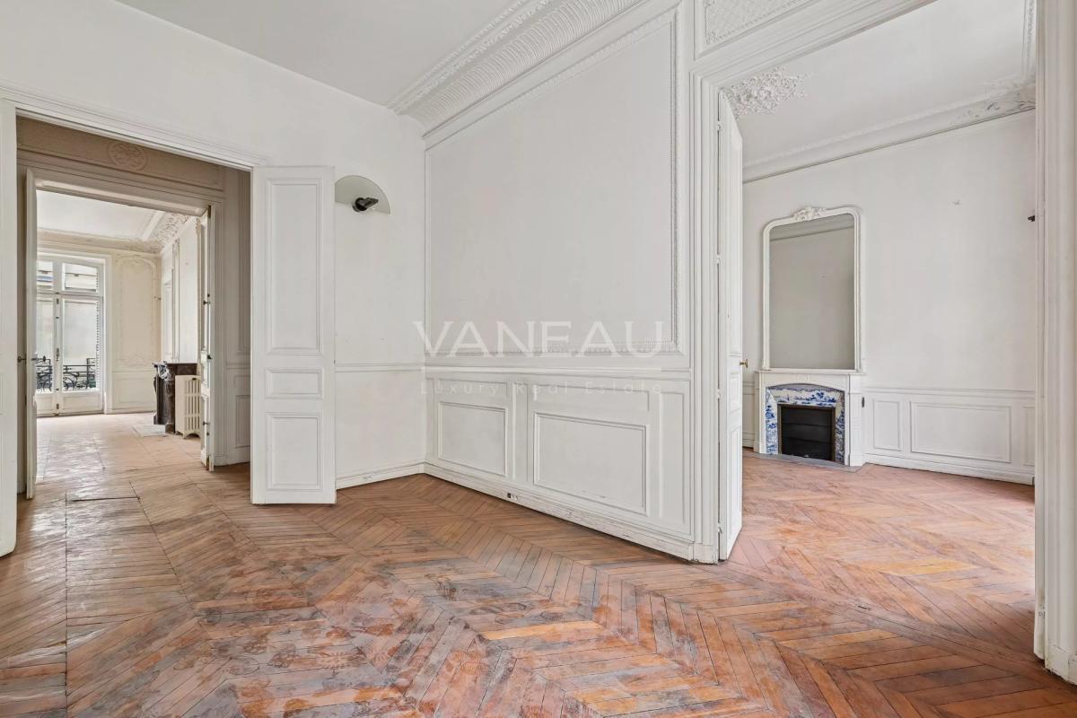 Paris VIII - Triangle d'or - Appartement de caractère traversant