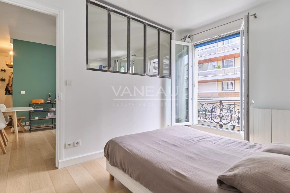 Paris XVIIIe - Villa Saint-Michel - Deux pièces en étage élevé vendu occupé