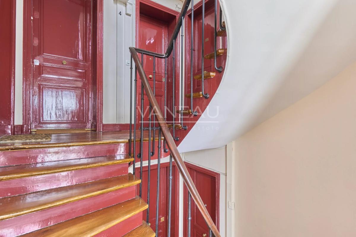 Paris XVIIIe - Villa Saint-Michel - Deux pièces en étage élevé vendu occupé