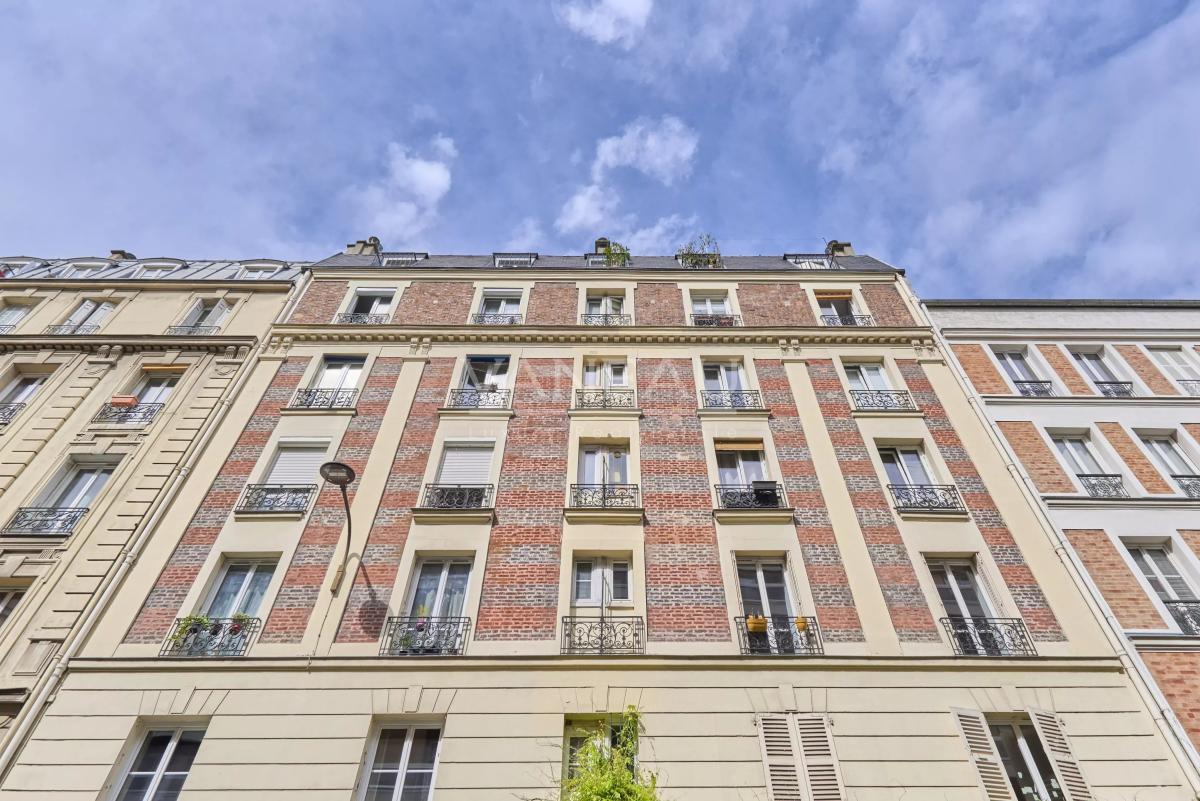 Paris XVIIIe - Villa Saint-Michel - Deux pièces en étage élevé vendu occupé