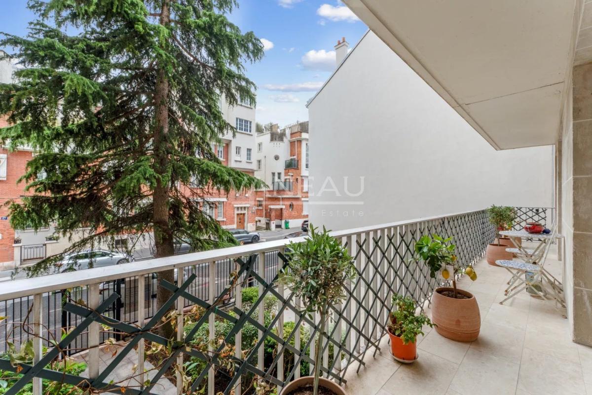 Paris XVIe - Village d'Auteuil - Bel appartement rénové avec grand balcon. Sectorisation JB Say.