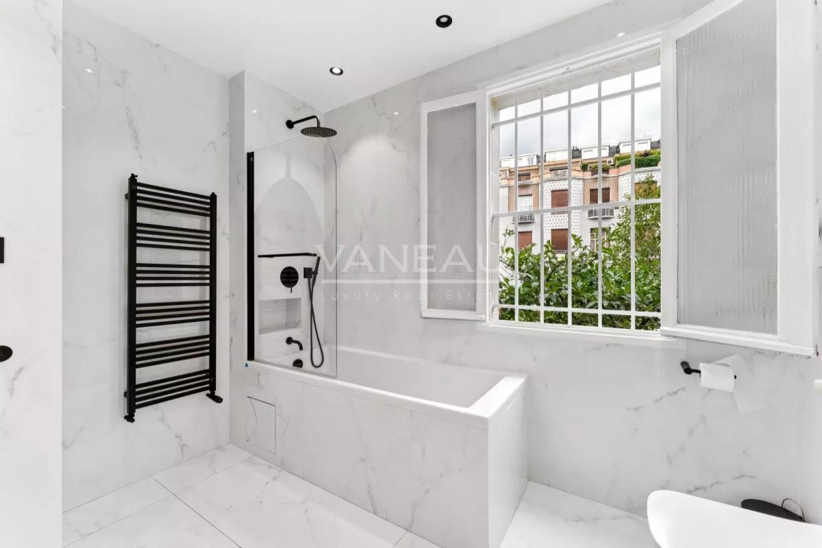 Paris XVIe - Village d'Auteuil - Bel appartement rénové avec grand balcon. Sectorisation JB Say.