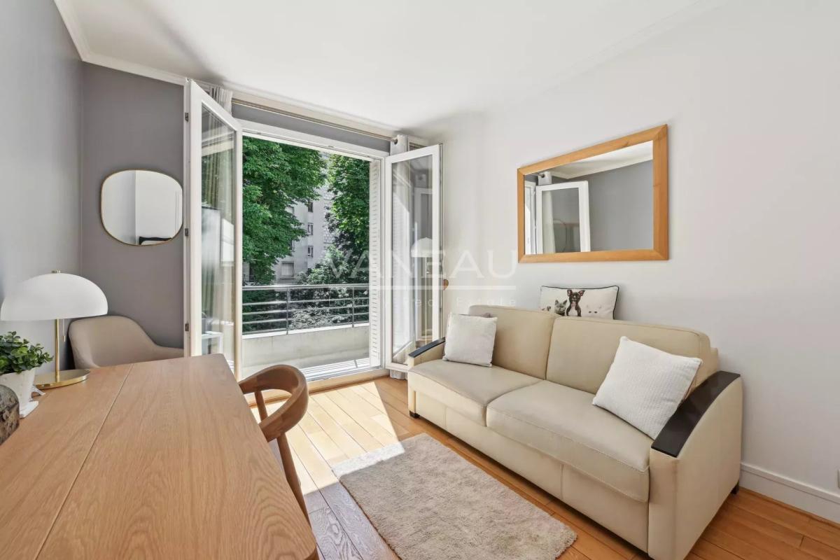 Paris XVIe - Flandrin - Henri Martin - Duplex "comme une maison" - Balcon large et vue verdoyante.