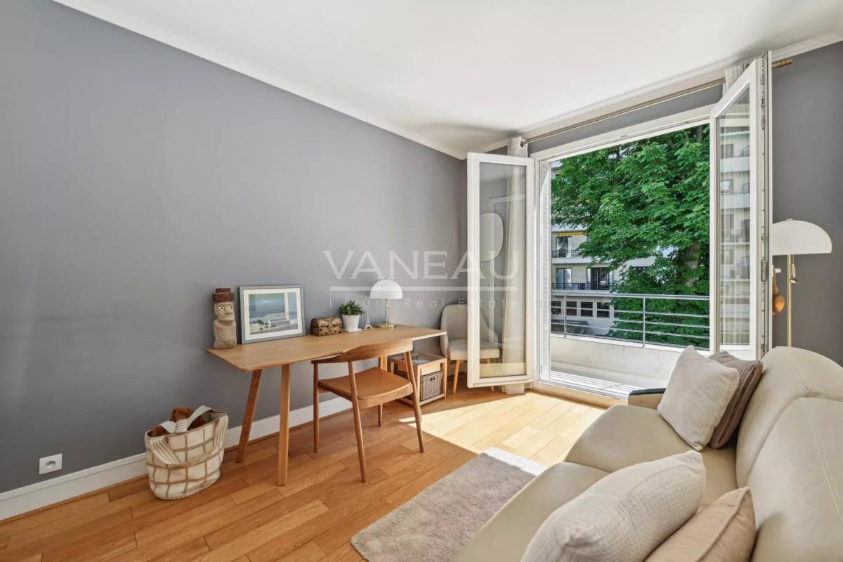 Paris XVIe - Flandrin - Henri Martin - Duplex "comme une maison" - Balcon large et vue verdoyante.
