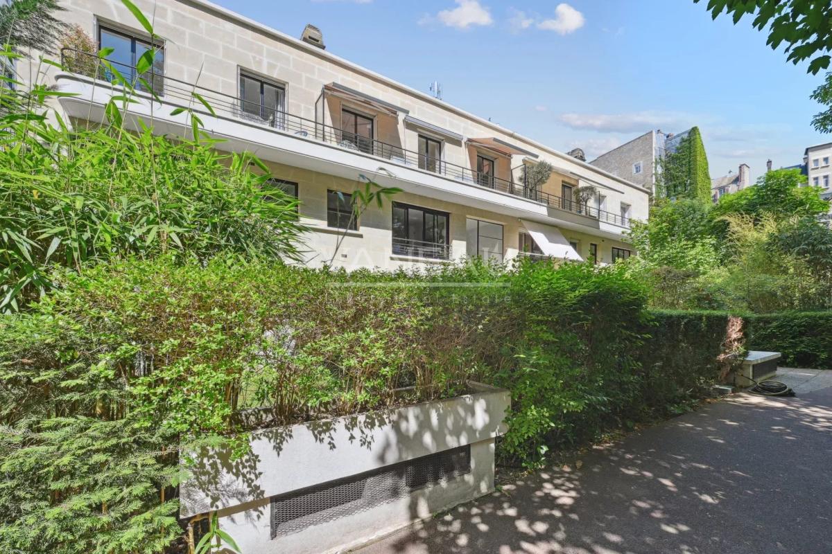 Paris XVIe - Flandrin - Henri Martin - Duplex "comme une maison" - Balcon large et vue verdoyante.