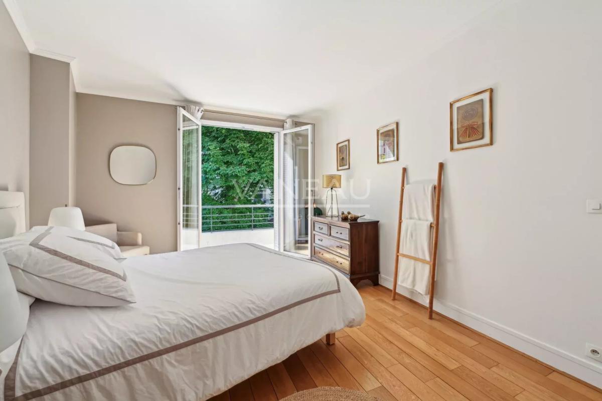 Paris XVIe - Flandrin - Henri Martin - Duplex "comme une maison" - Balcon large et vue verdoyante.