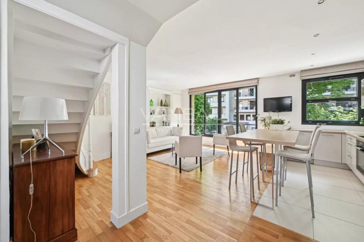 Paris XVIe - Flandrin - Henri Martin - Duplex "comme une maison" - Balcon large et vue verdoyante.