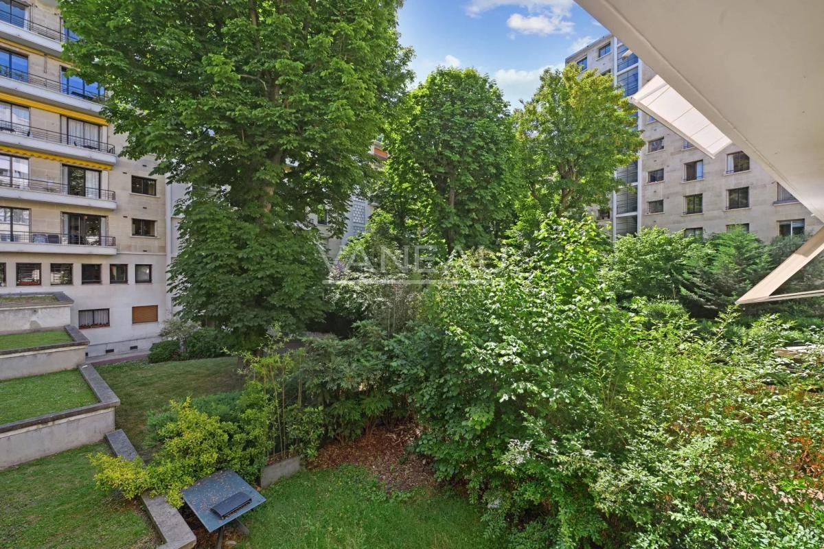 Paris XVIe - Flandrin - Henri Martin - Duplex "comme une maison" - Balcon large et vue verdoyante.