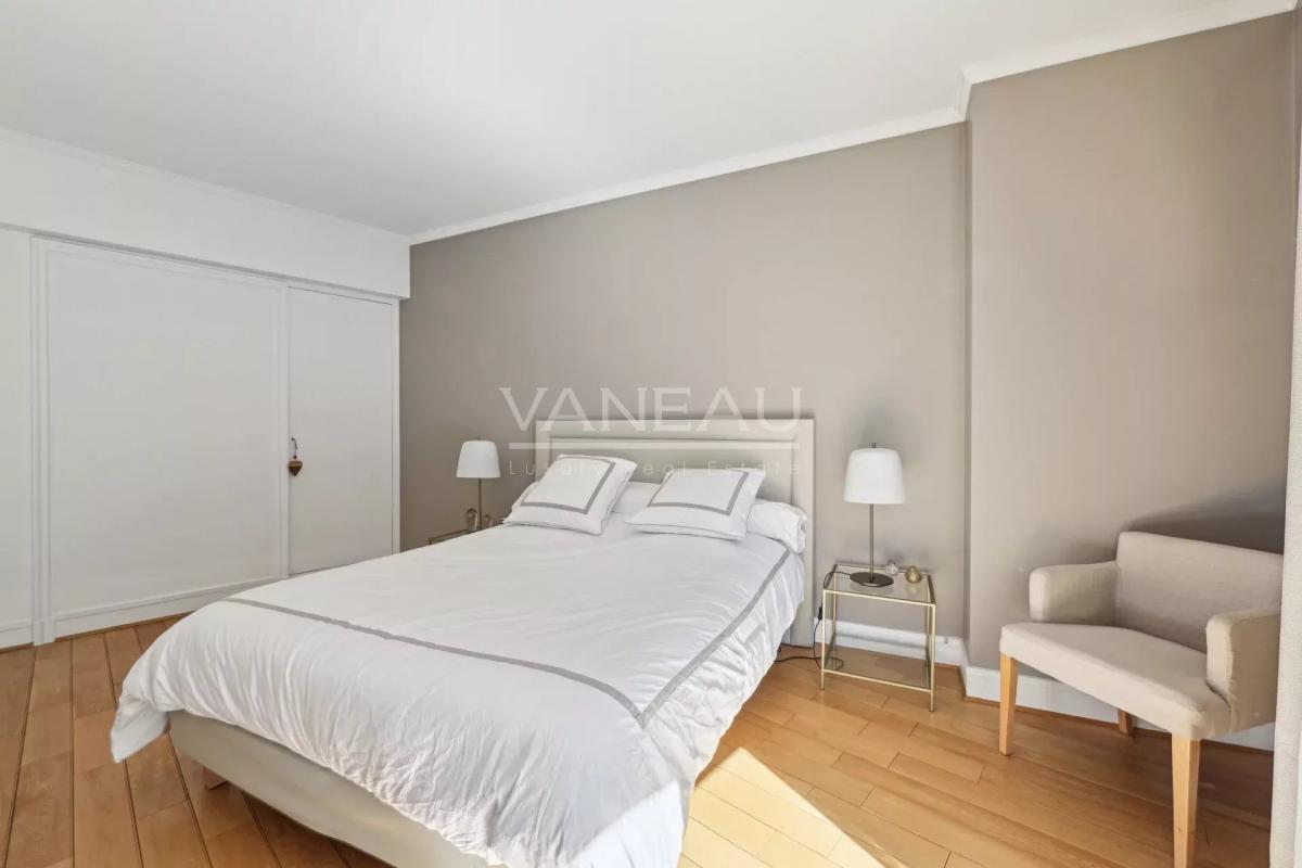 Paris XVIe - Flandrin - Henri Martin - Duplex "comme une maison" - Balcon large et vue verdoyante.