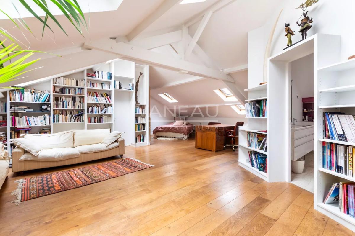 Paris XVe - DEMEURE FAMILIALE (291²m² Carrez - 370 m² au sol) et son jardin (95m²)