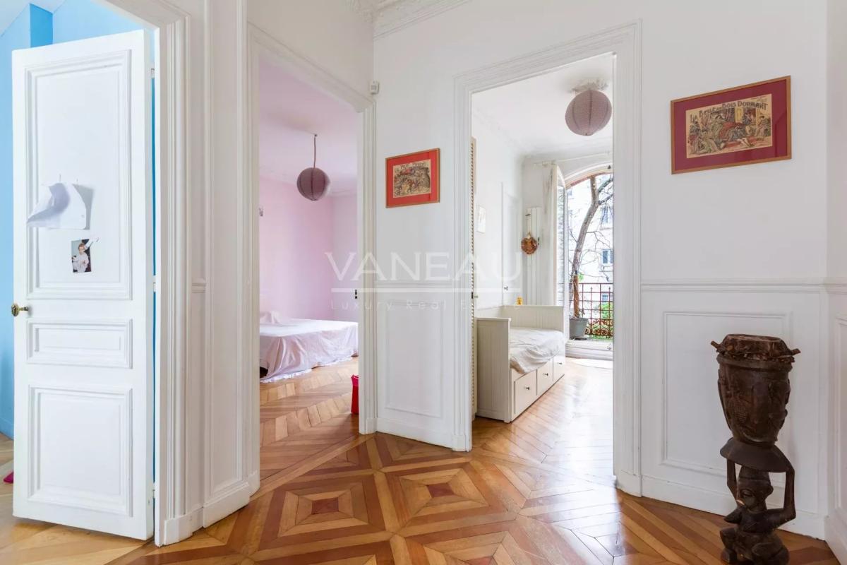 Paris XVe - DEMEURE FAMILIALE (291²m² Carrez - 370 m² au sol) et son jardin (95m²)