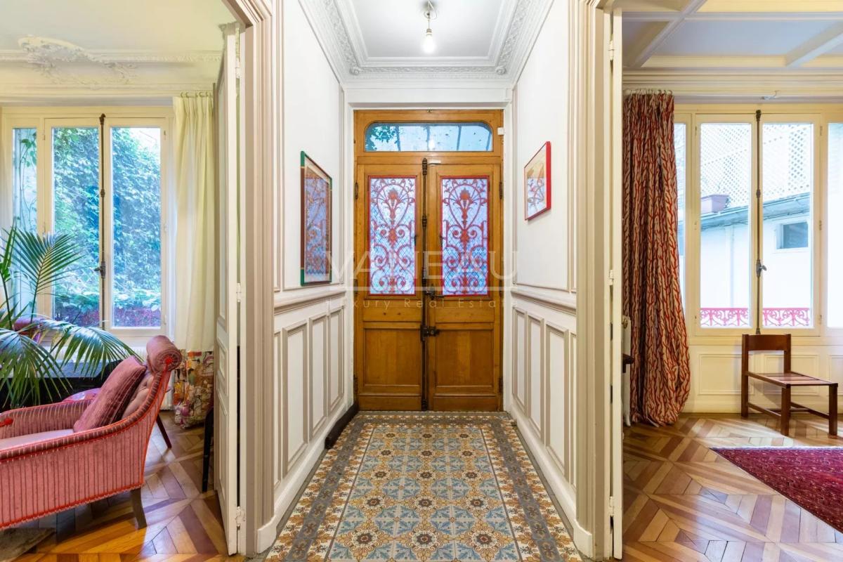 Paris XVe - DEMEURE FAMILIALE (291²m² Carrez - 370 m² au sol) et son jardin (95m²)