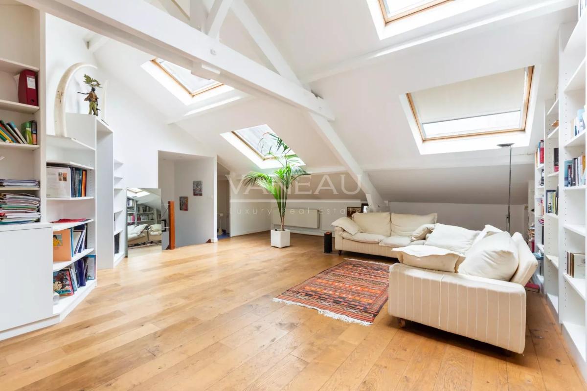 Paris XVe - DEMEURE FAMILIALE (291²m² Carrez - 370 m² au sol) et son jardin (95m²)
