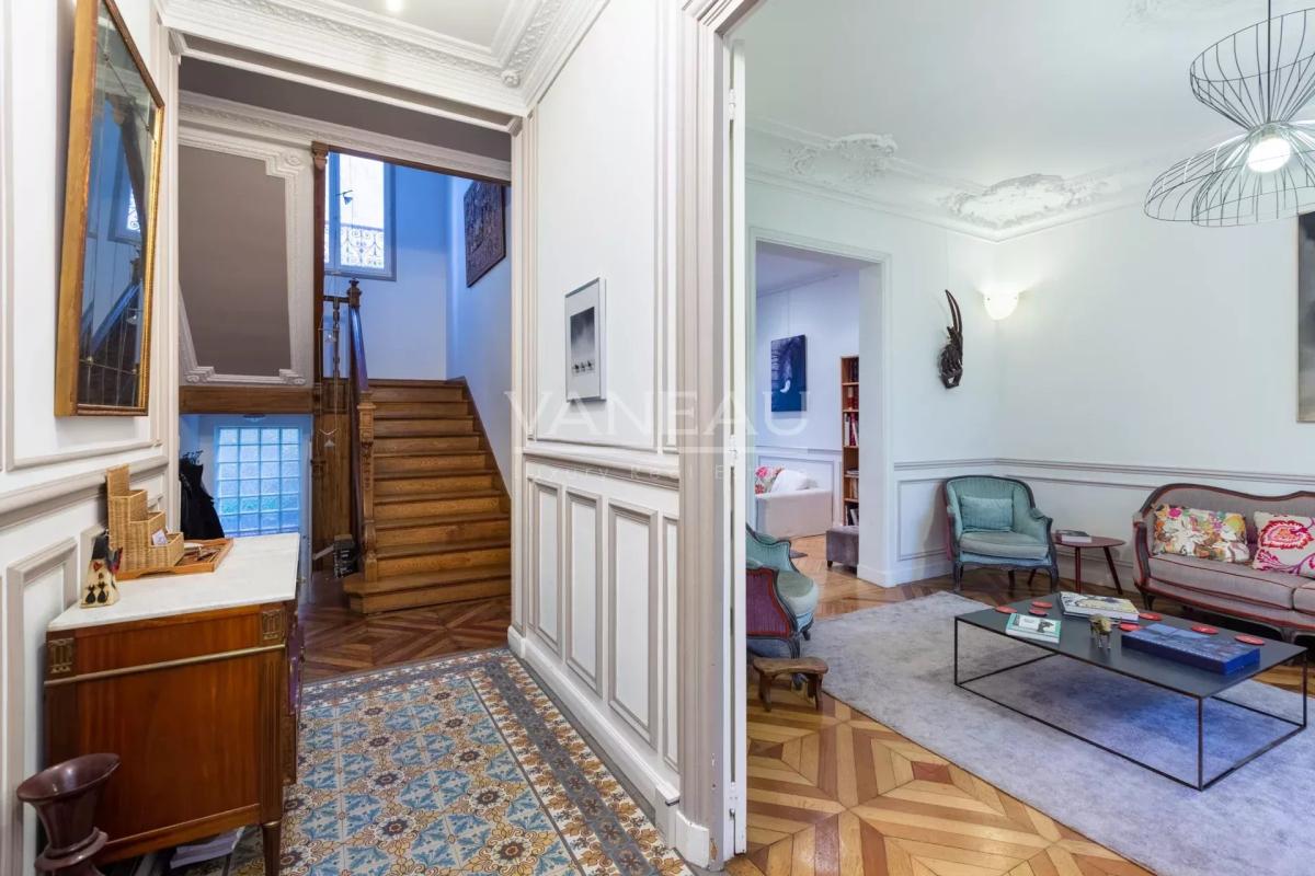 Paris XVe - DEMEURE FAMILIALE (291²m² Carrez - 370 m² au sol) et son jardin (95m²)