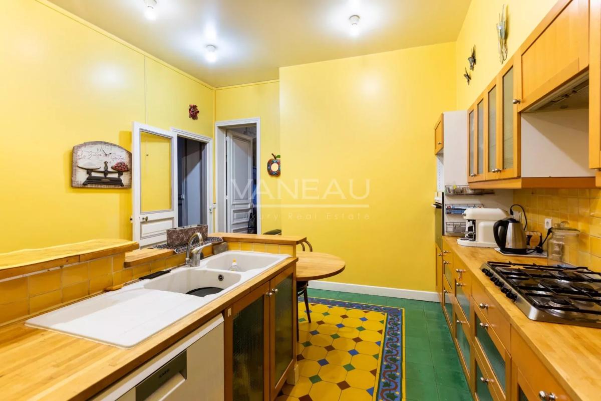 Paris XVe - DEMEURE FAMILIALE (291²m² Carrez - 370 m² au sol) et son jardin (95m²)