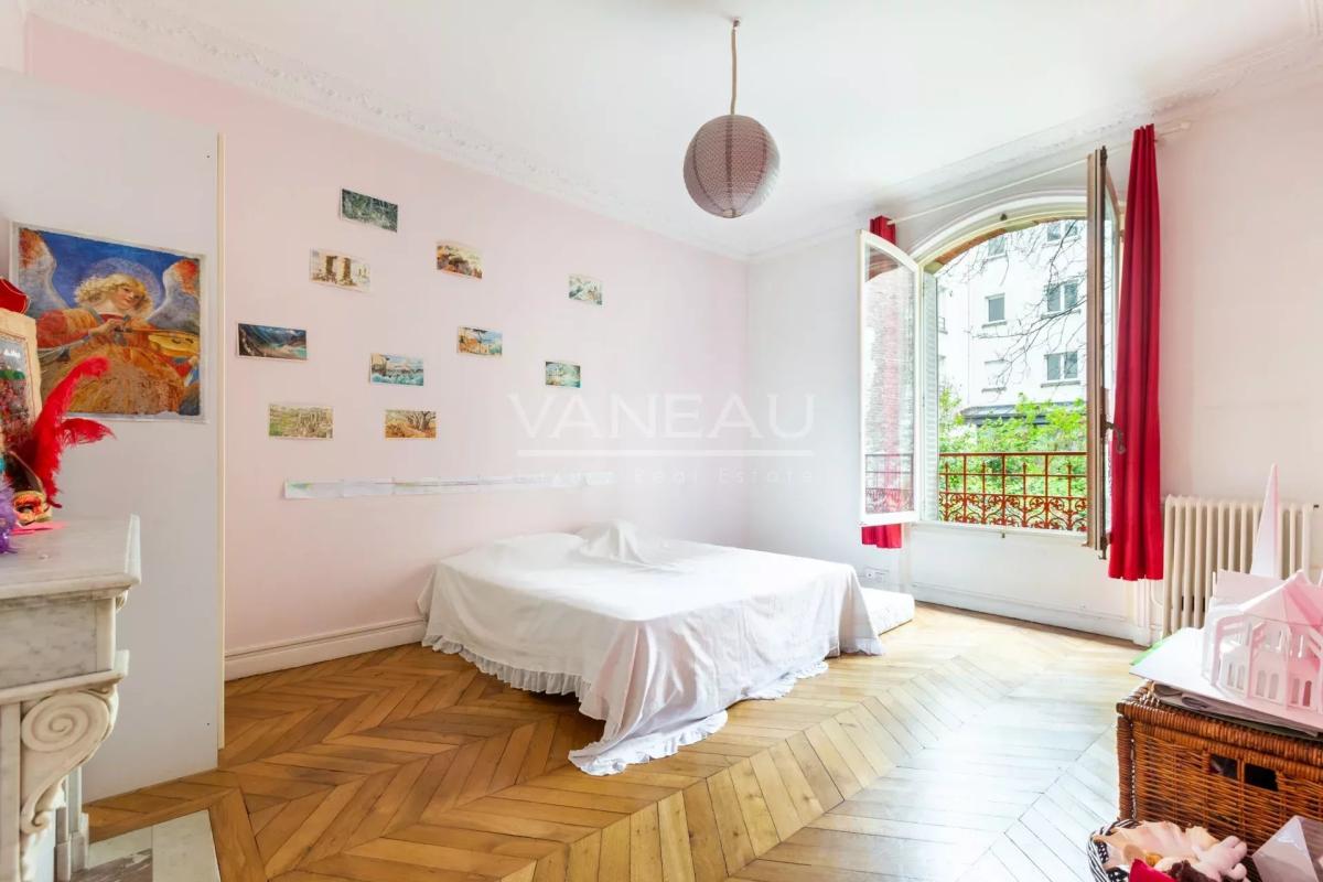 Paris XVe - DEMEURE FAMILIALE (291²m² Carrez - 370 m² au sol) et son jardin (95m²)
