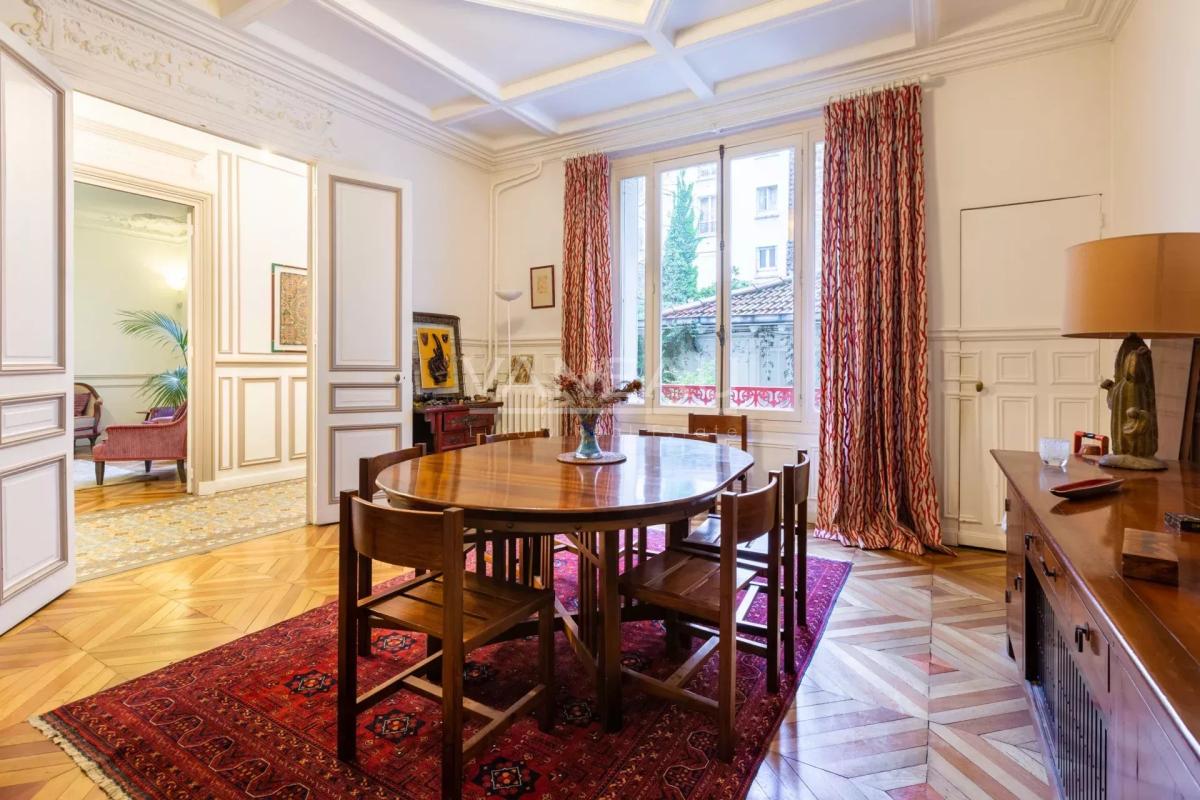 Paris XVe - DEMEURE FAMILIALE (291²m² Carrez - 370 m² au sol) et son jardin (95m²)
