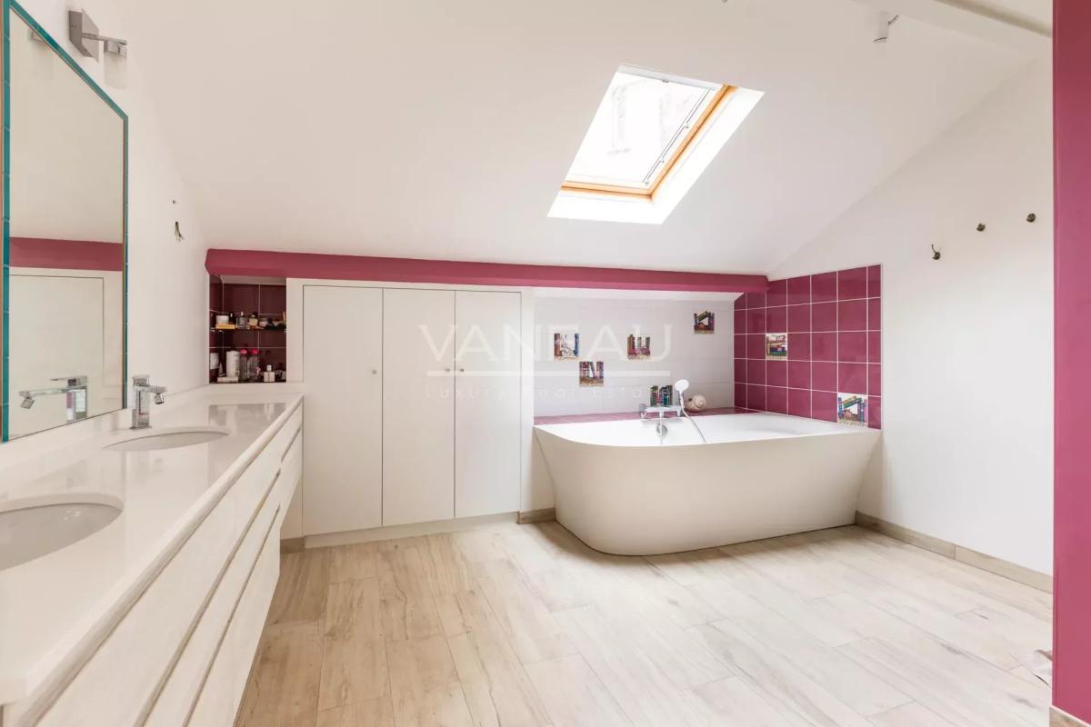 Paris XVe - DEMEURE FAMILIALE (291²m² Carrez - 370 m² au sol) et son jardin (95m²)
