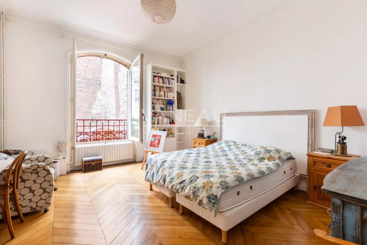 Paris XVe - DEMEURE FAMILIALE (291²m² Carrez - 370 m² au sol) et son jardin (95m²)