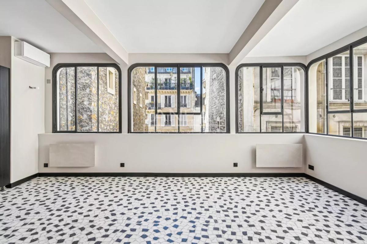 Paris IXe - Saint Georges / Rue des Martyrs - Maison de ville rénovée avec rooftop 42 m2 DPE C