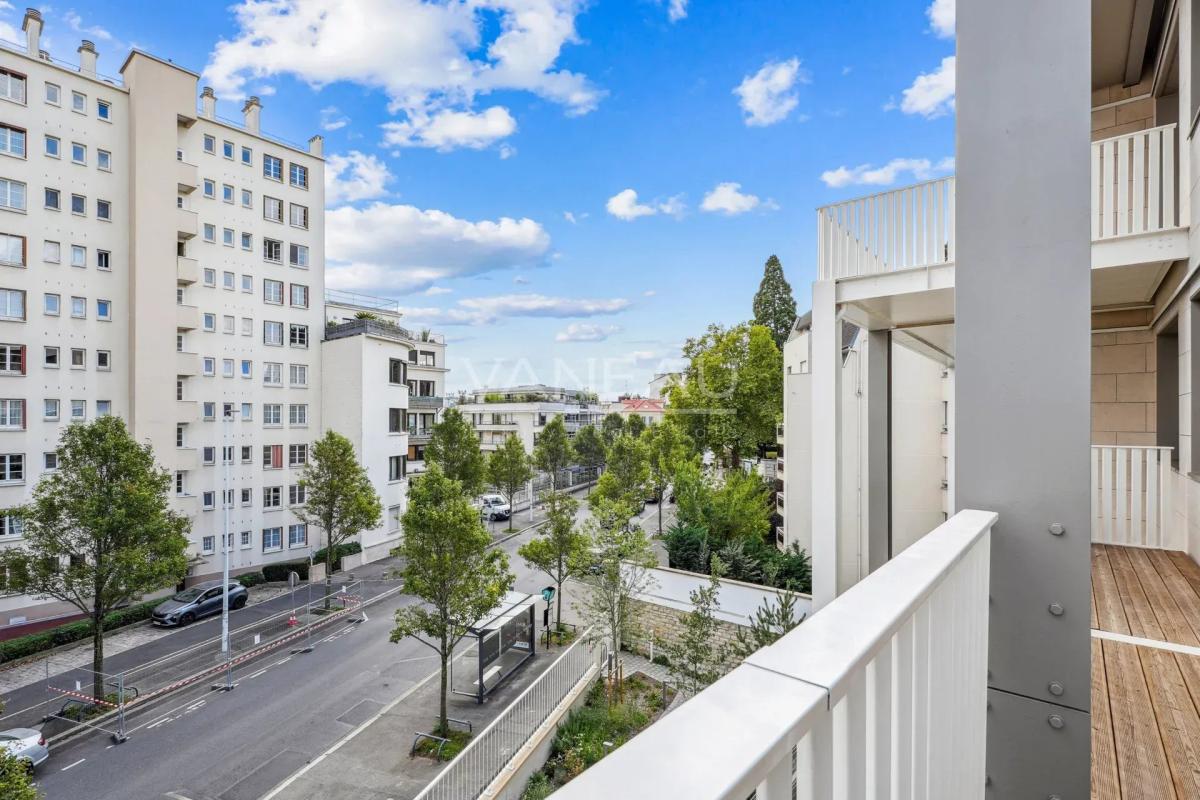 Issy-les-Moulineaux - Trois pièces rénové avec large balcon