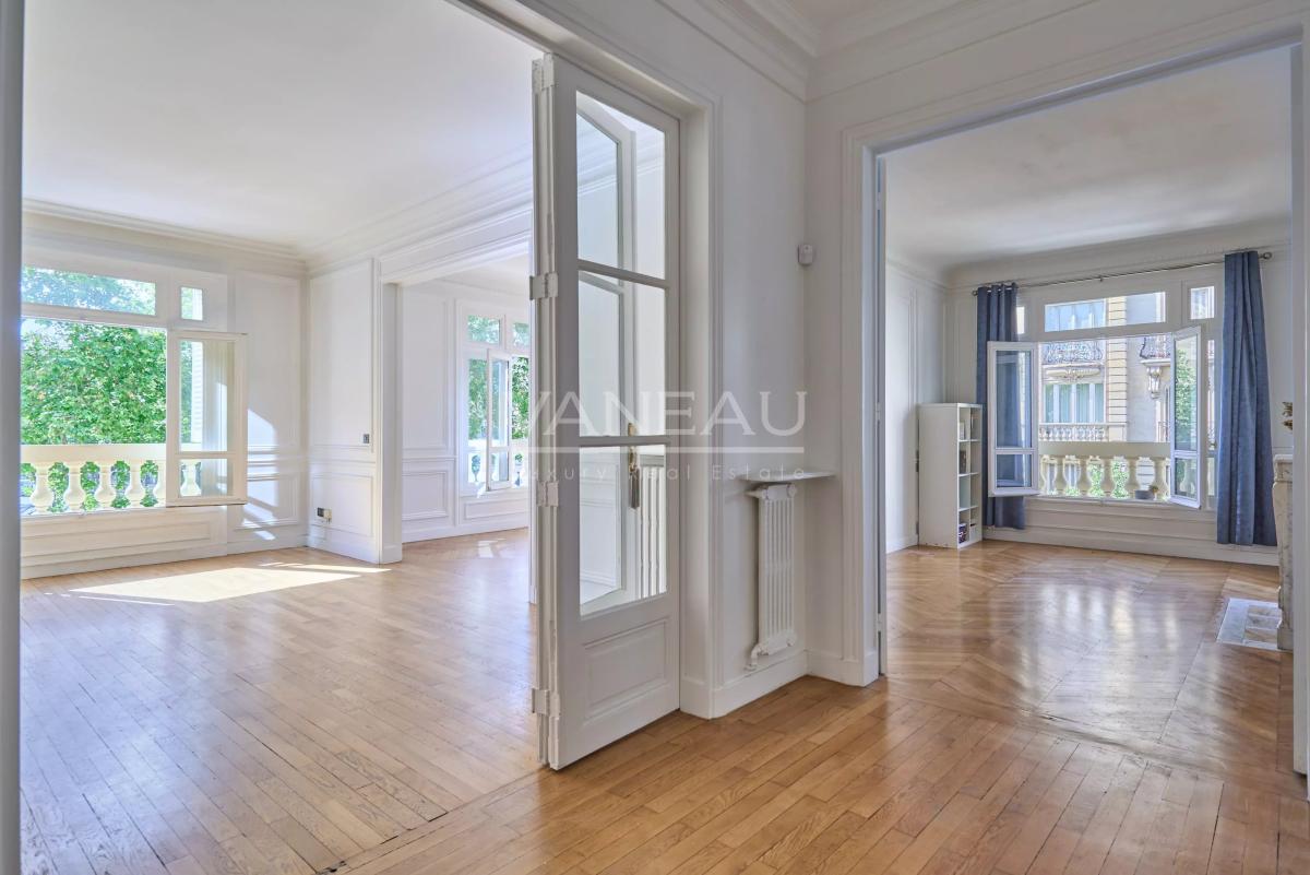 Paris VIIe - Appartement familial au pied du Champ-De-Mars