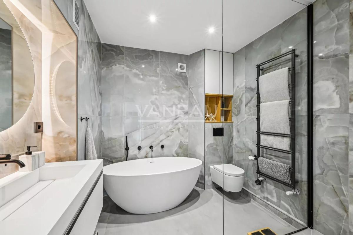 Appartement d'exception avec vue imprenable sur la Tour Eiffel - Etage élevé avec balcon filant et arboré -
