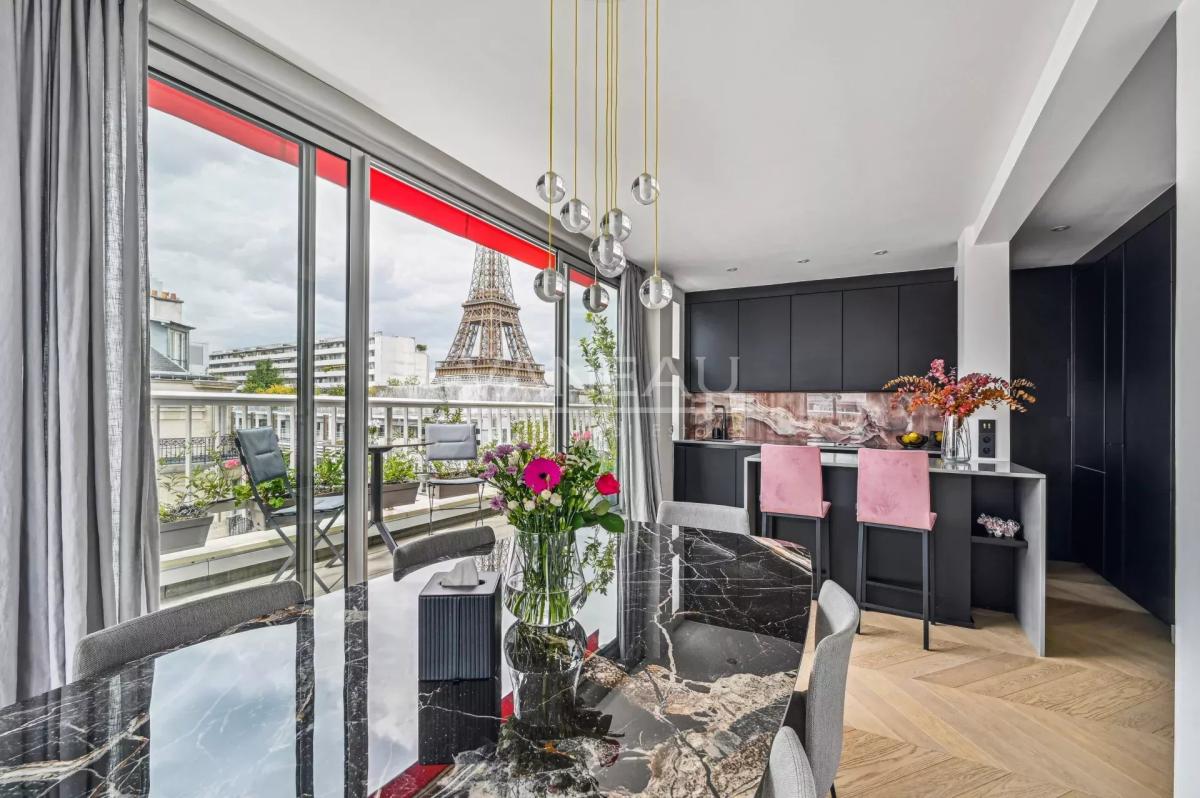 Appartement d'exception avec vue imprenable sur la Tour Eiffel - Etage élevé avec balcon filant et arboré -