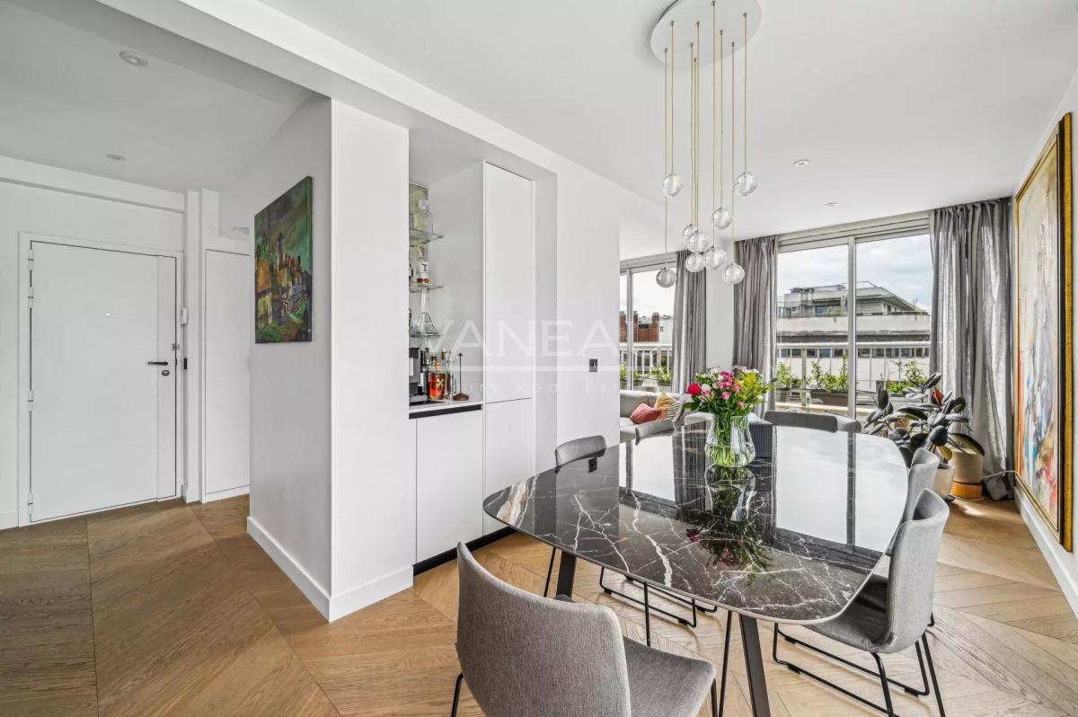 Appartement d'exception avec vue imprenable sur la Tour Eiffel - Etage élevé avec balcon filant et arboré -