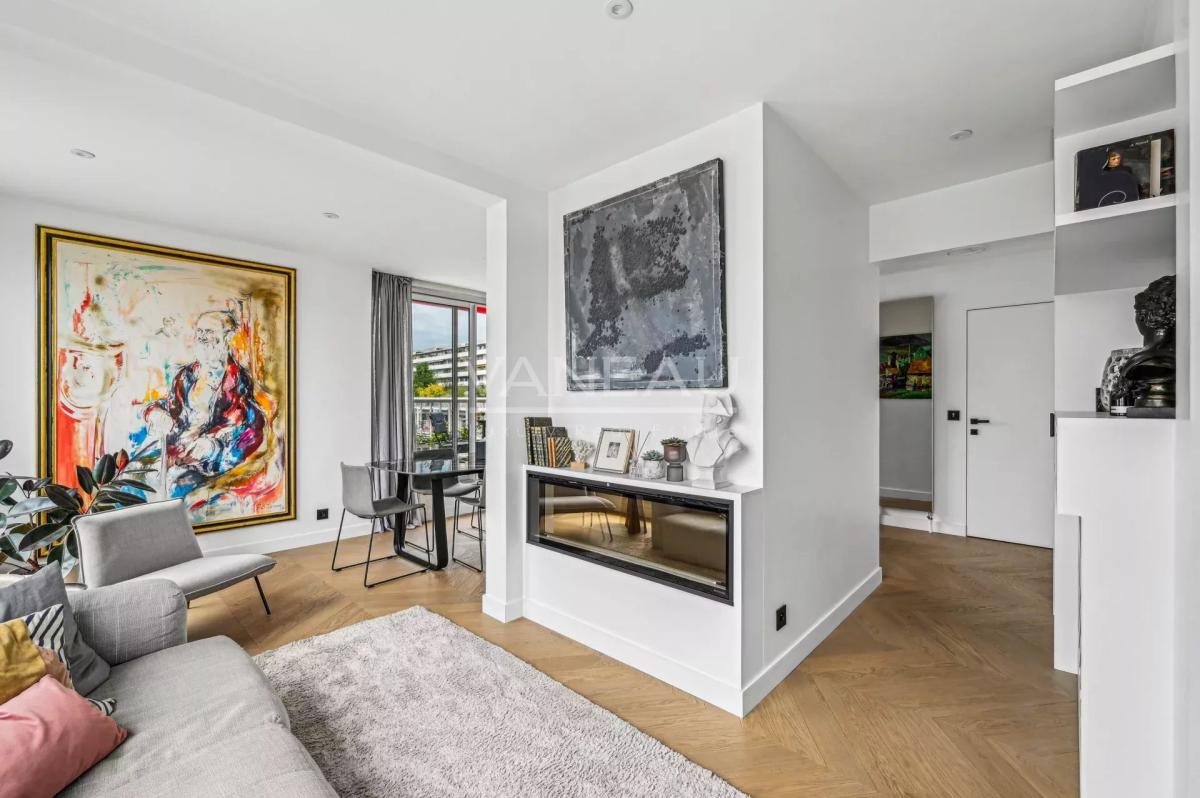 Appartement d'exception avec vue imprenable sur la Tour Eiffel - Etage élevé avec balcon filant et arboré -