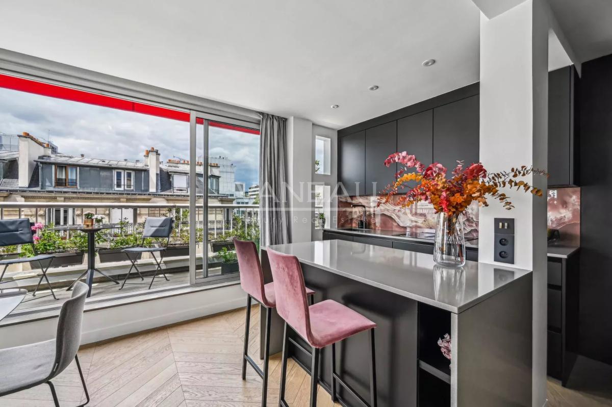 Appartement d'exception avec vue imprenable sur la Tour Eiffel - Etage élevé avec balcon filant et arboré -