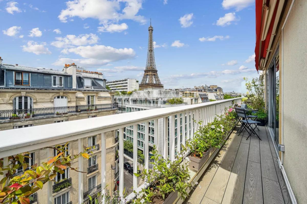 Appartement d'exception avec vue imprenable sur la Tour Eiffel - Etage élevé avec balcon filant et arboré -