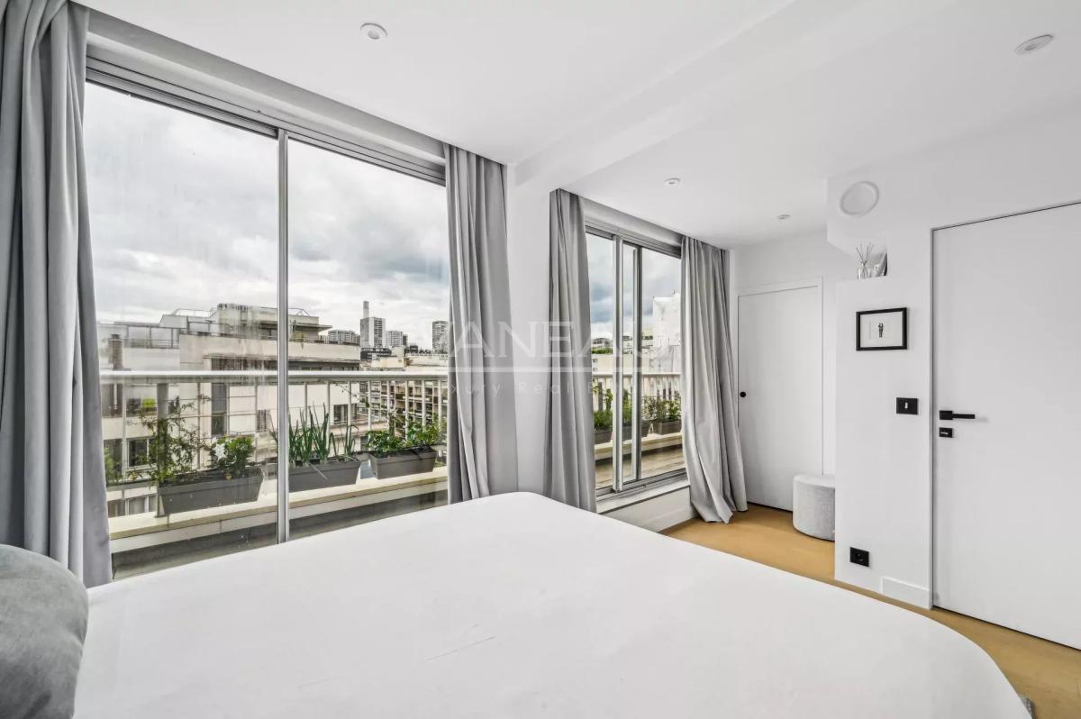 Appartement d'exception avec vue imprenable sur la Tour Eiffel - Etage élevé avec balcon filant et arboré -
