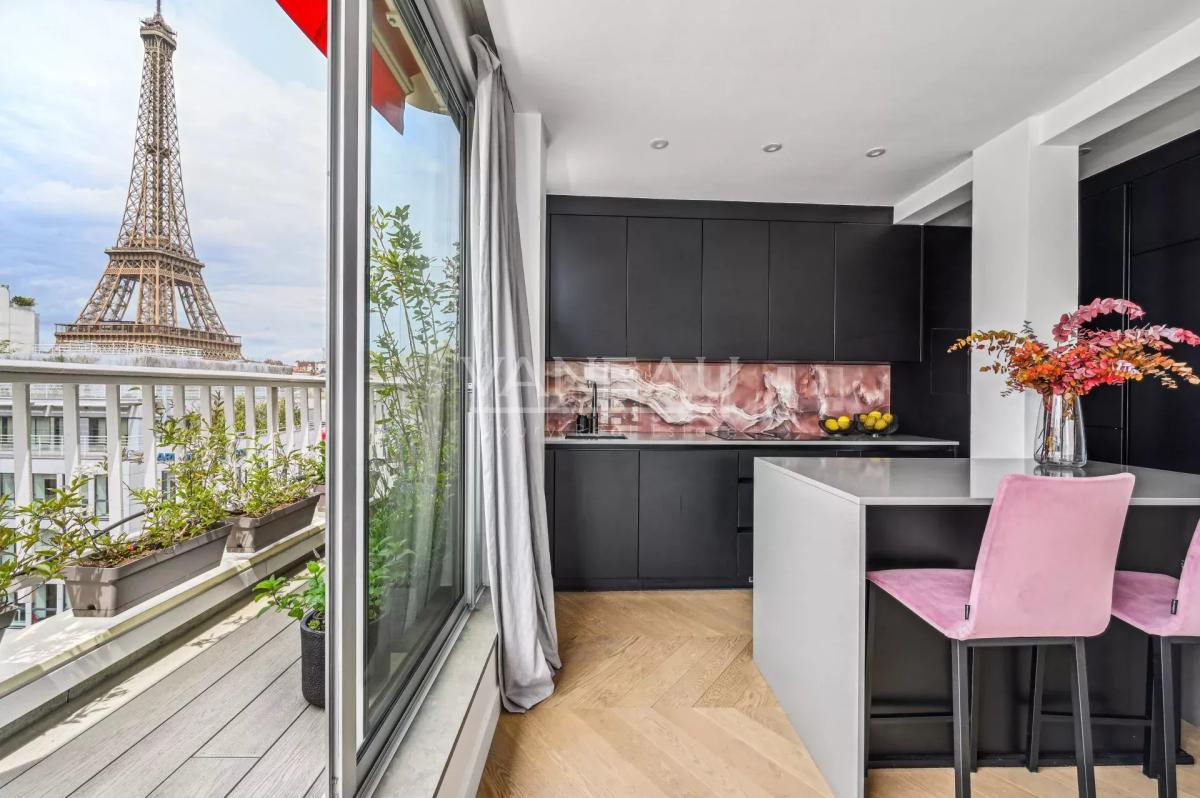 Appartement d'exception avec vue imprenable sur la Tour Eiffel - Etage élevé avec balcon filant et arboré -