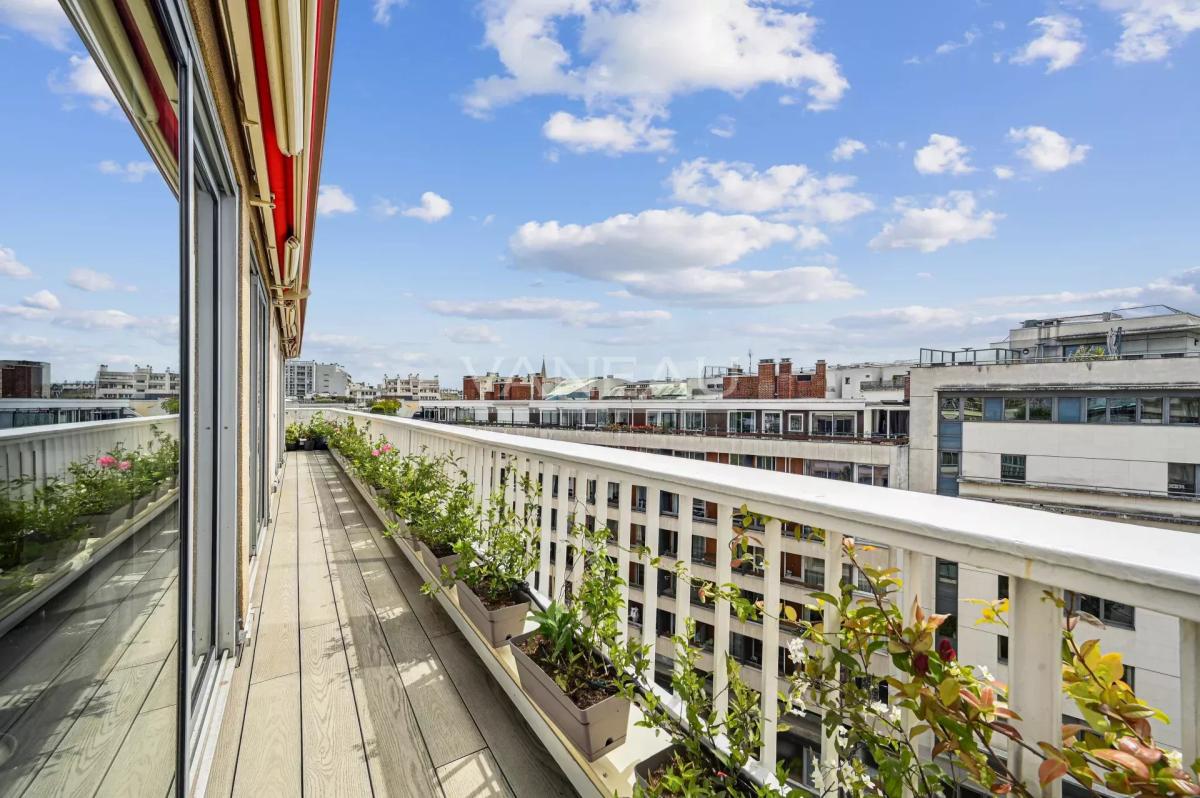 Appartement d'exception avec vue imprenable sur la Tour Eiffel - Etage élevé avec balcon filant et arboré -