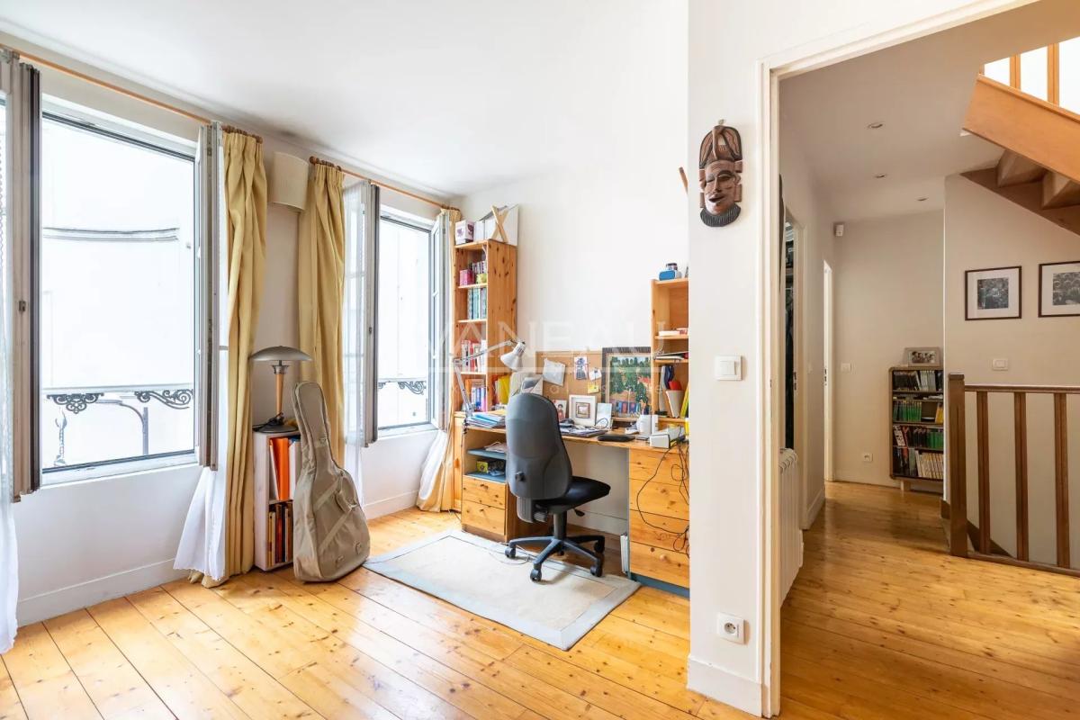 Paris XVIIIe - Maison de ville familiale avec cour arborée à l'avant plein sud -