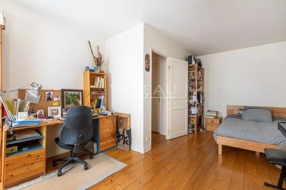 Paris XVIIIe - Maison de ville familiale avec cour arborée à l'avant plein sud -