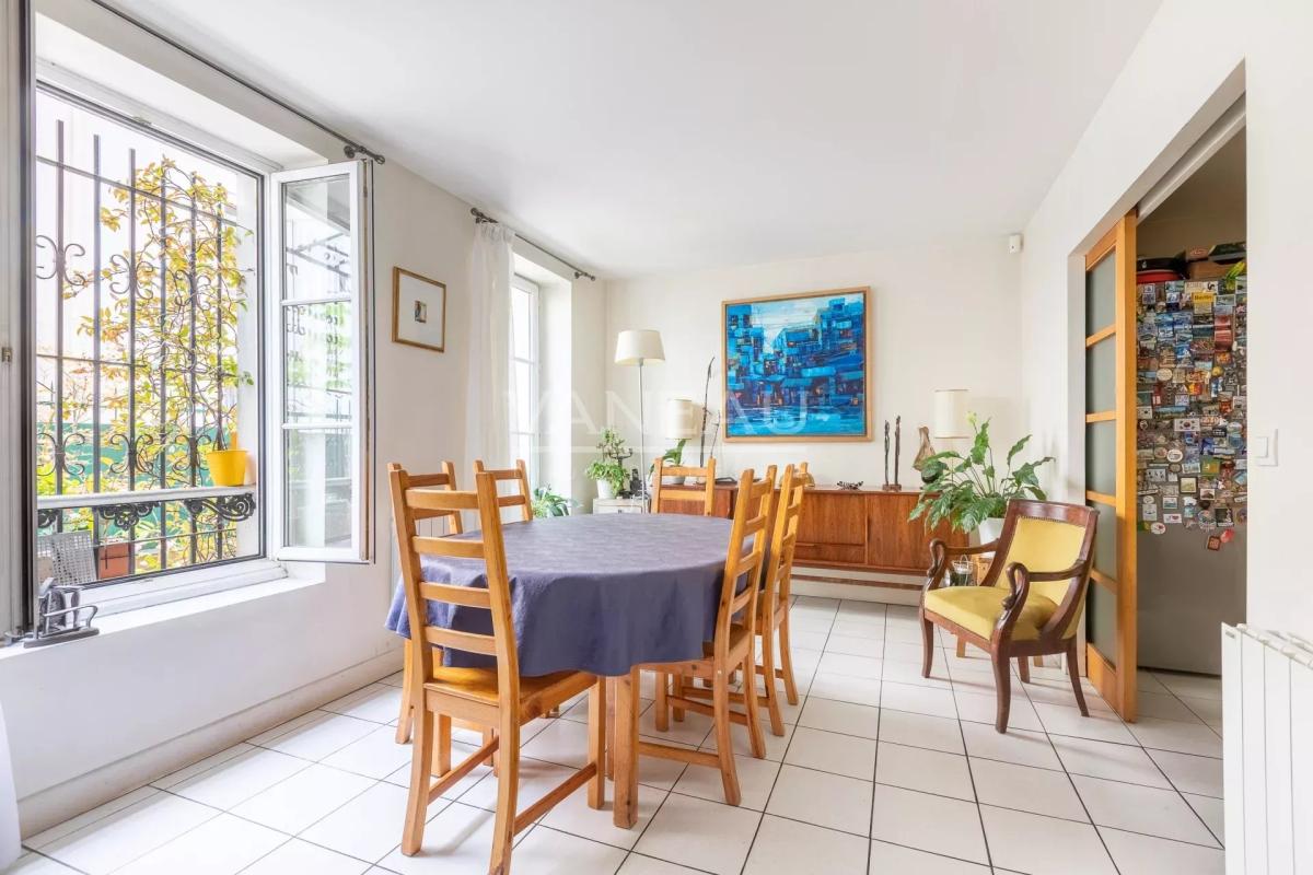Paris XVIIIe - Maison de ville familiale avec cour arborée à l'avant plein sud -