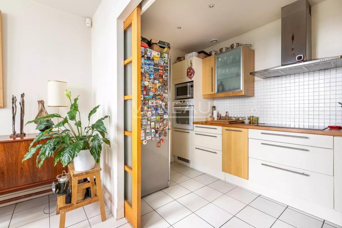 Paris XVIIIe - Maison de ville familiale avec cour arborée à l'avant plein sud -