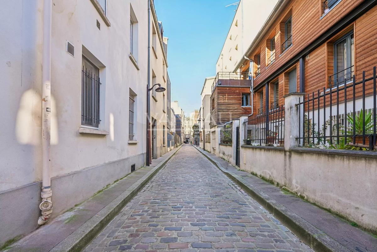 Paris XVIIIe - Maison de ville familiale avec cour arborée à l'avant plein sud -