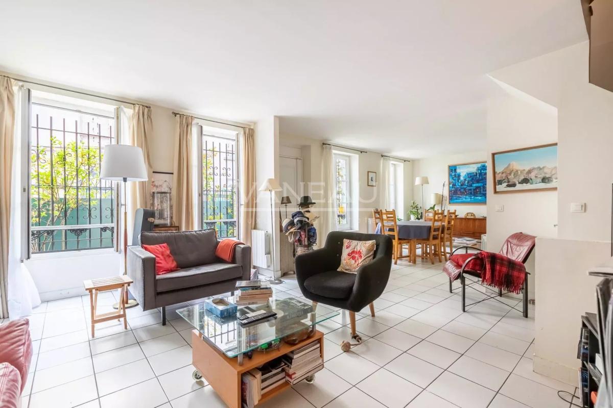 Paris XVIIIe - Maison de ville familiale avec cour arborée à l'avant plein sud -