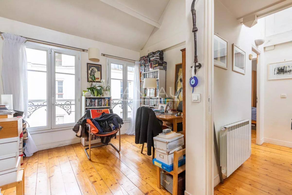 Paris XVIIIe - Maison de ville familiale avec cour arborée à l'avant plein sud -